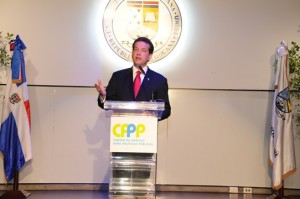 Ito Bisonó habla a los presente en el auditorio de UNIBE.