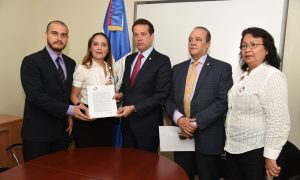 Ito Bisonó recibe a inmigrantes venezolanos que buscan apoyo para regularizar estatus